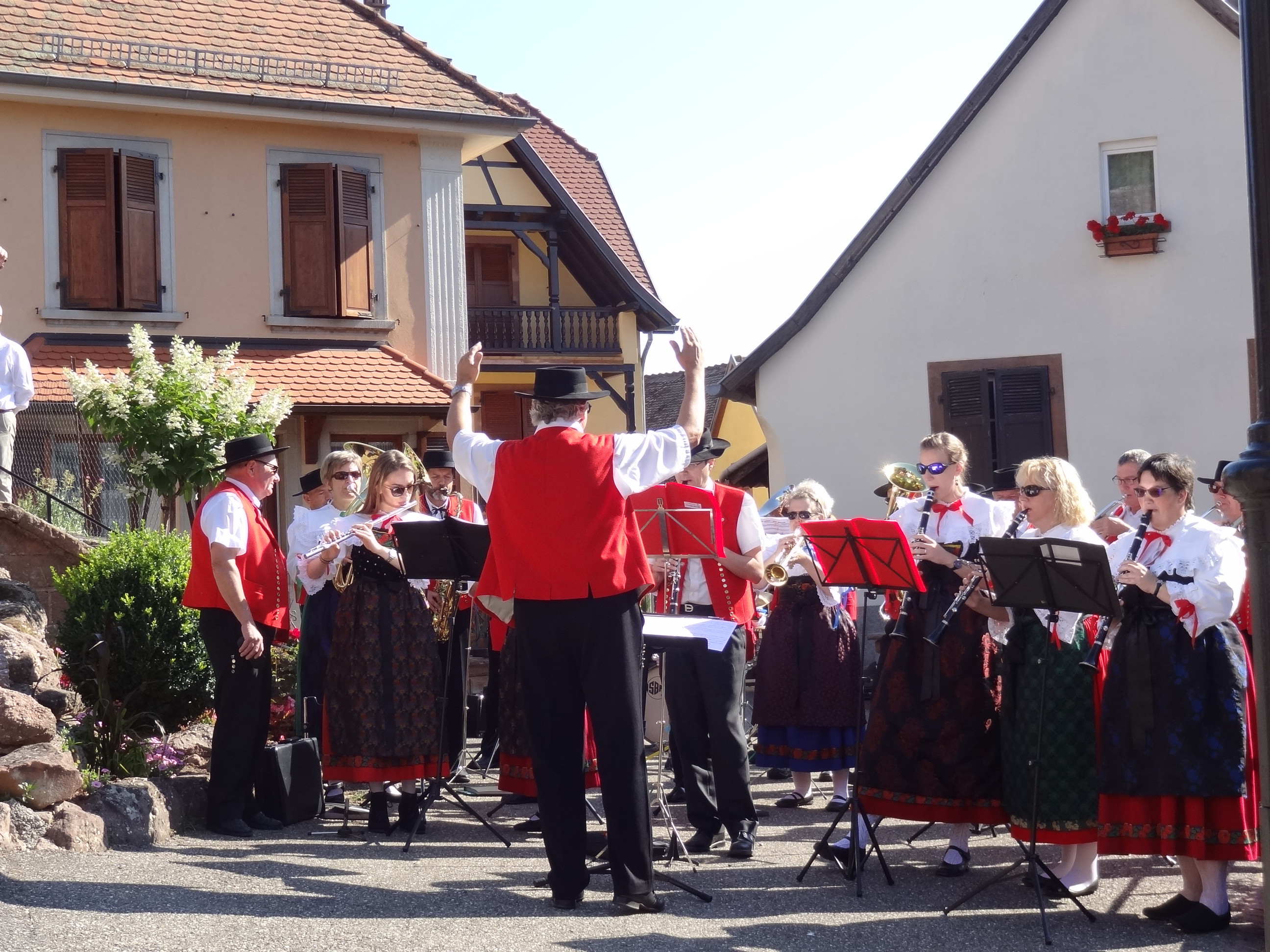                                                     Zur Begrüßung spielte der Musikverein Ottrott auf dem Kirchplatz.                                    